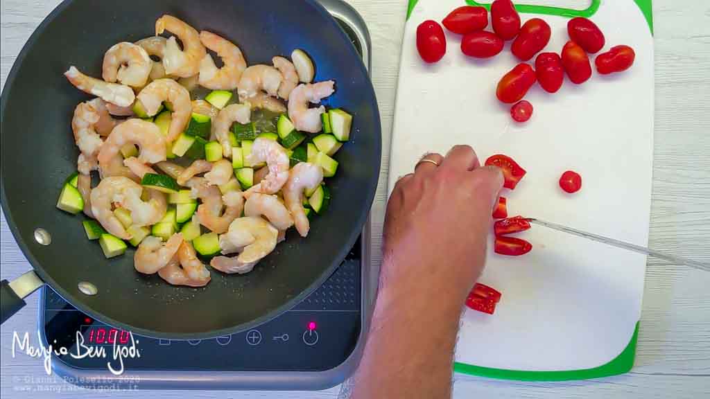 Cottura cous cous con zucchine e gamberi