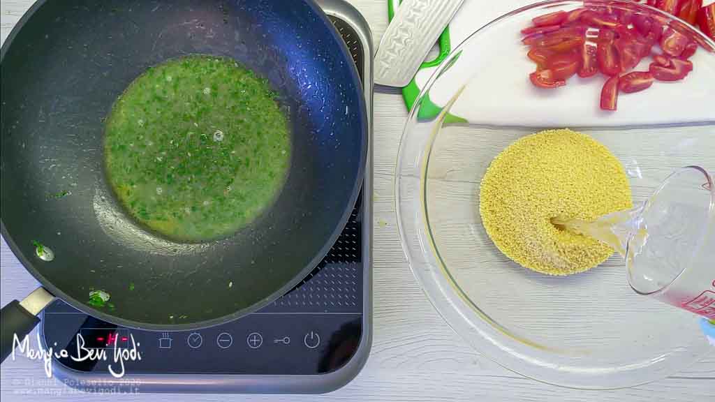 Cottura cous cous con zucchine e gamberi