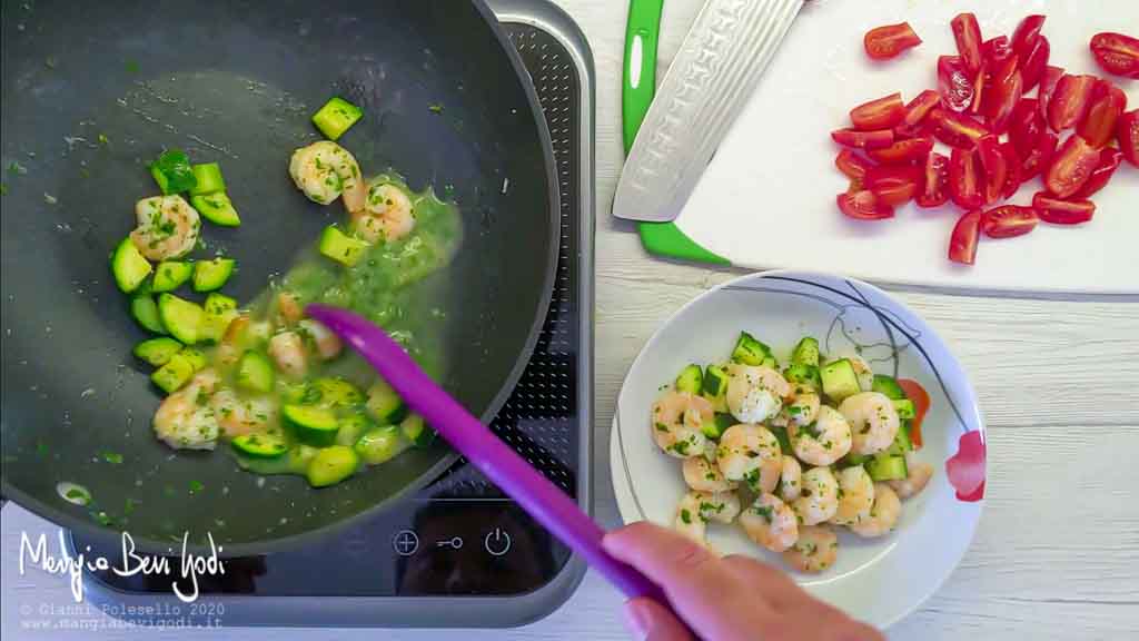 Preparazione cous cous con zucchine e gamberi