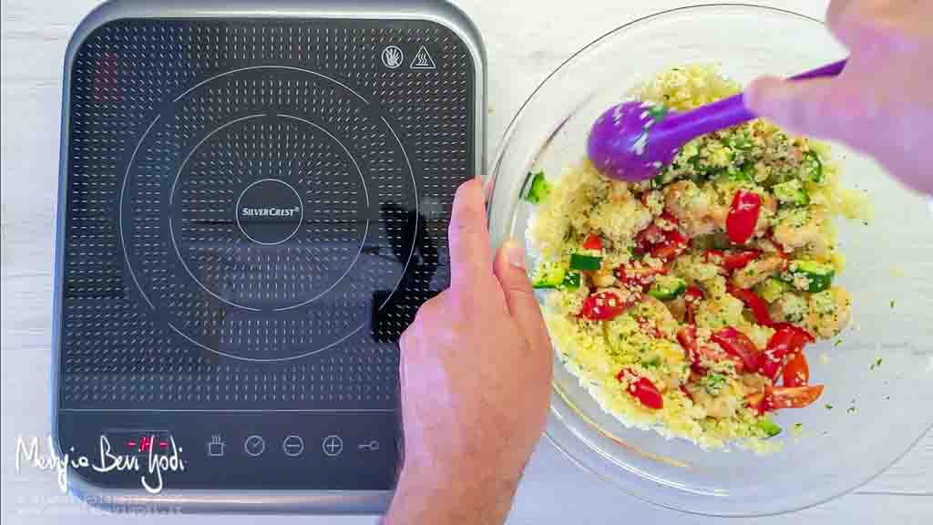 Preparazione cous cous con zucchine e gamberi