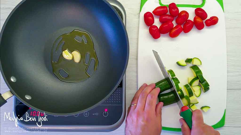 Preparazione cous cous con zucchine e gamberi