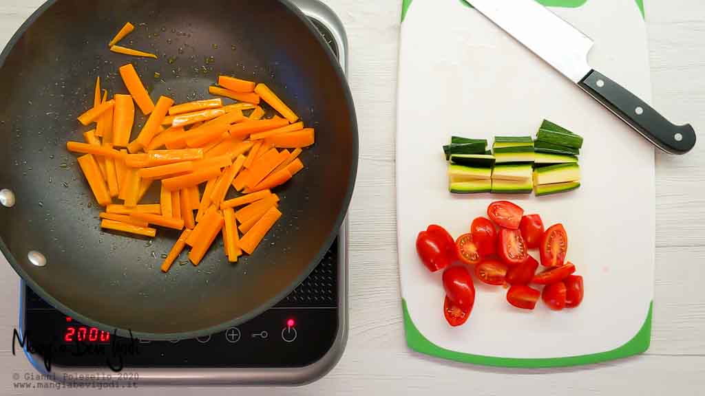 Tagliare pomodorini e zucchine