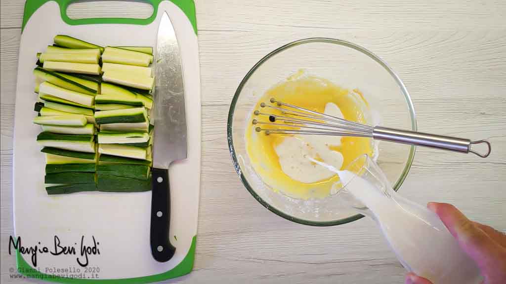 Preparazione pastella per zucchine croccanti