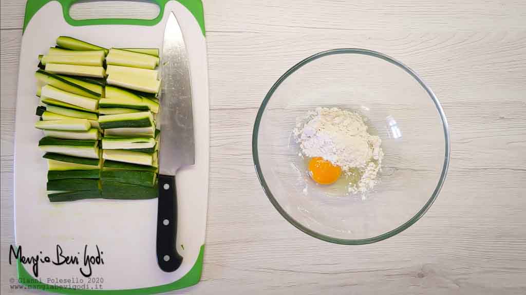 Tagliare le zucchine e preparare la pastella