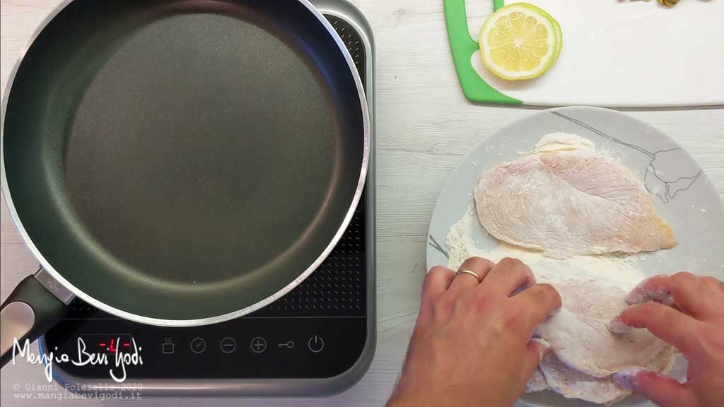 Infarinare le fettine di petto di pollo