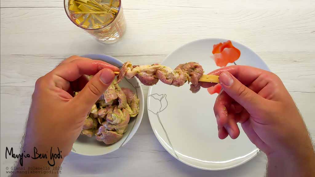 Preparazione spiedini di coppa arrotolati