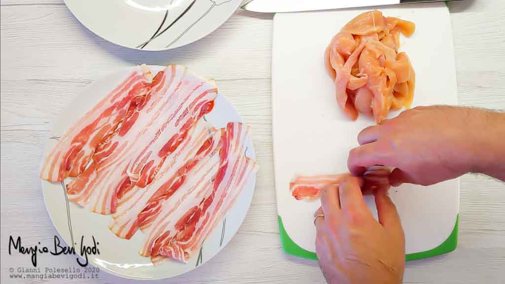 Preparazione rotolini di pollo e pancetta