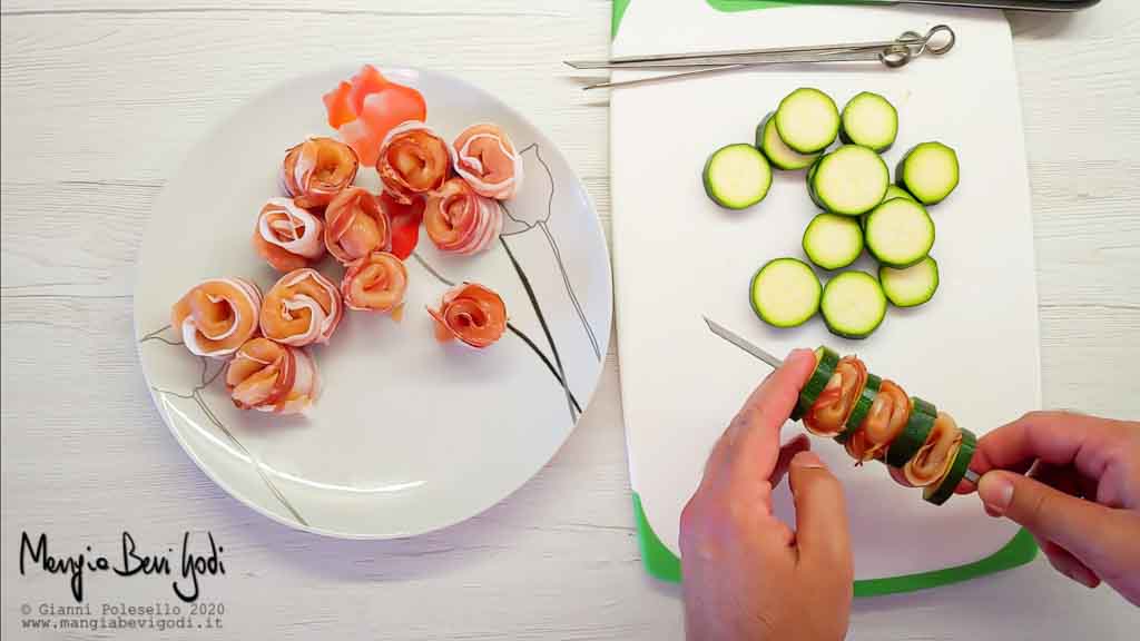 Preparazione spiedini di petto di pollo zucchine e pancetta