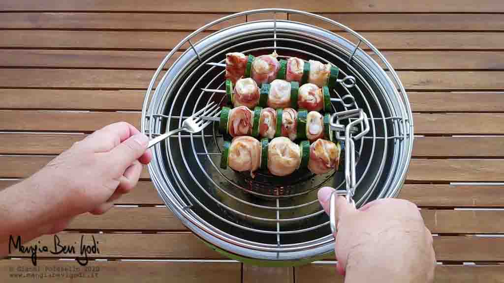 Cottura spiedini di petto di pollo zucchine e pancetta alla griglia