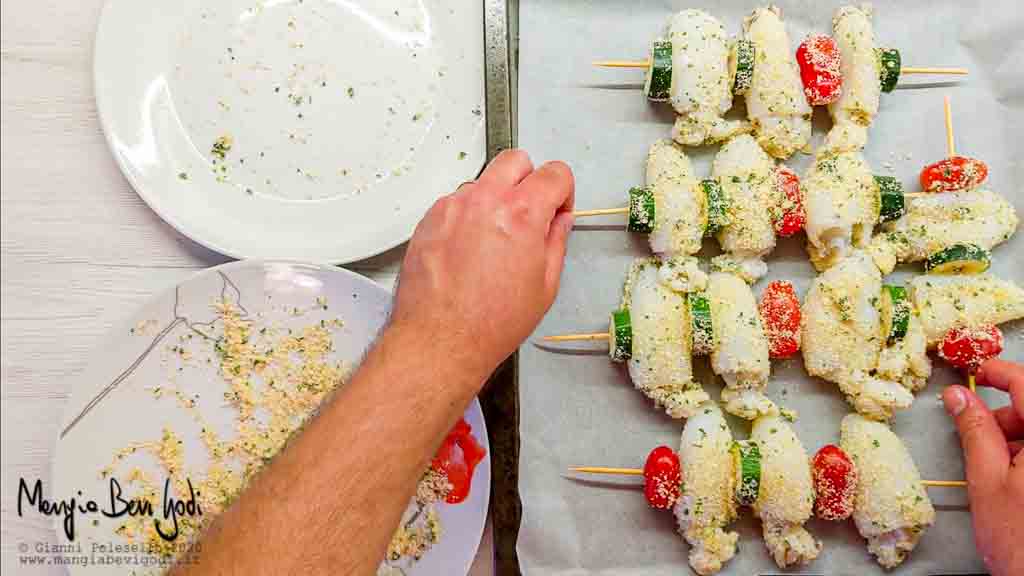 Preparazione spiedini di seppie gratinate