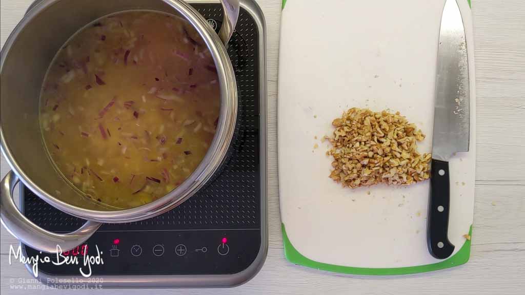 Aggiungere il brodo al risotto