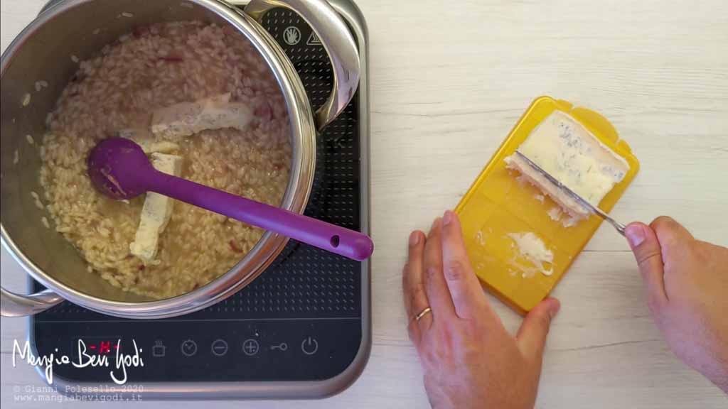 Mantecare il riso con il gorgonzola