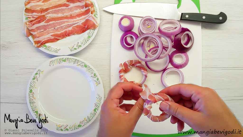 Avvolgere gli anelli di cipolla con la pancetta