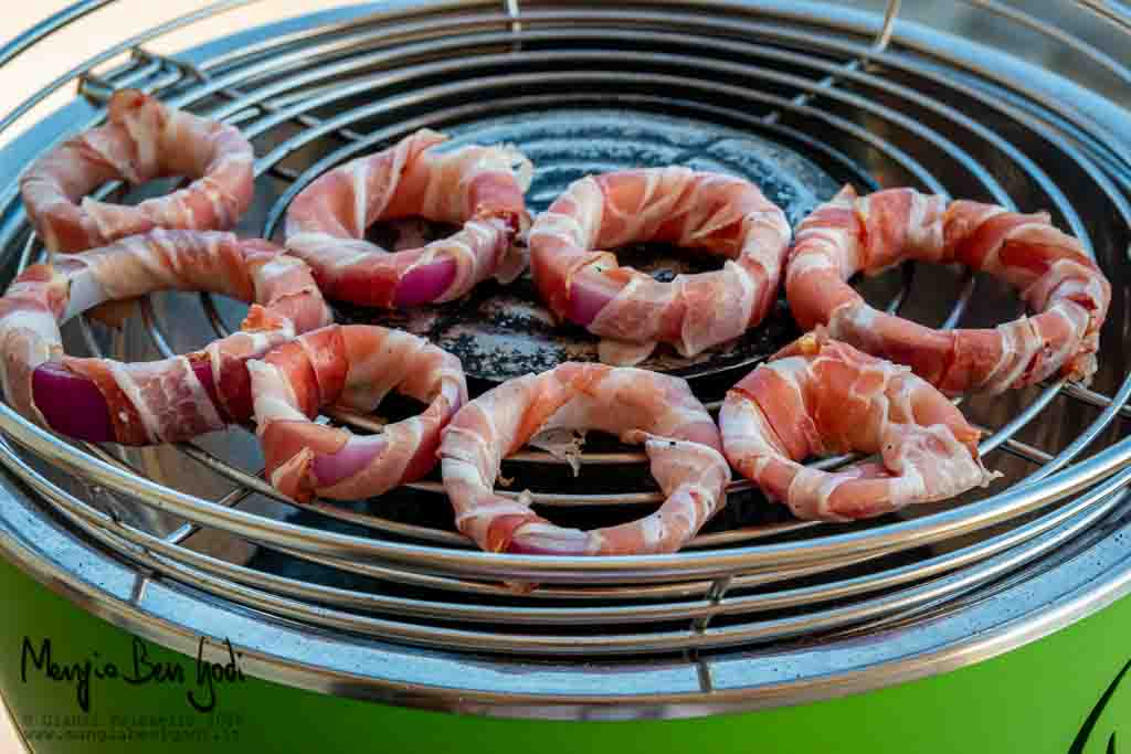 Cottura anelli di cipolla e pancetta alla griglia