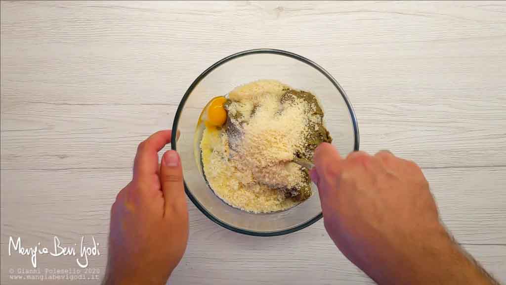 Preparazione impasto per polpette di melanzane