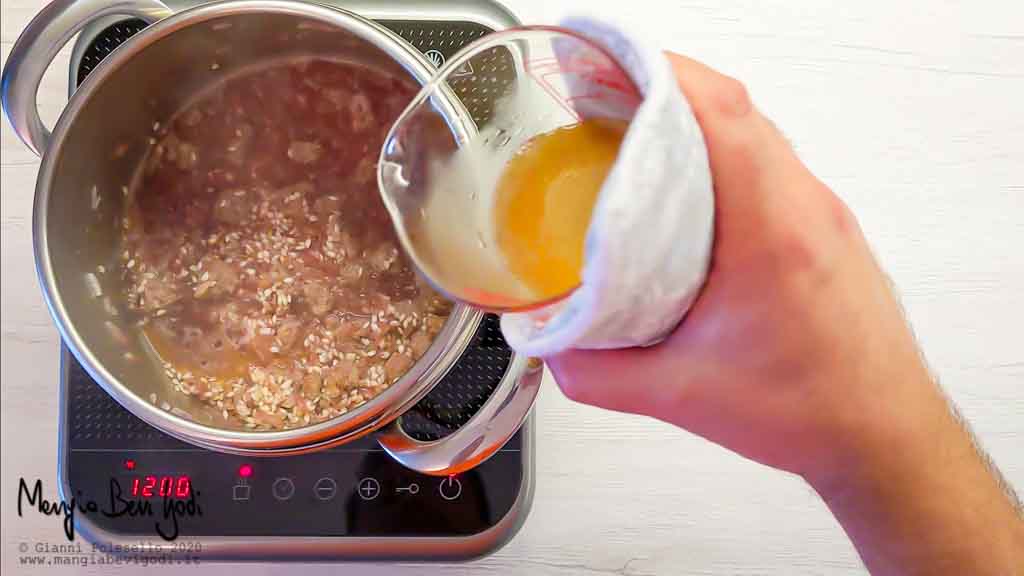 Aggiungere il brodo al risotto