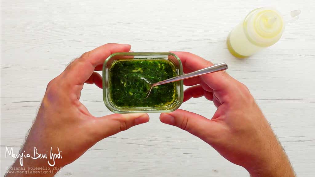 Preparazione emulsione aglio, olio e prezzemolo