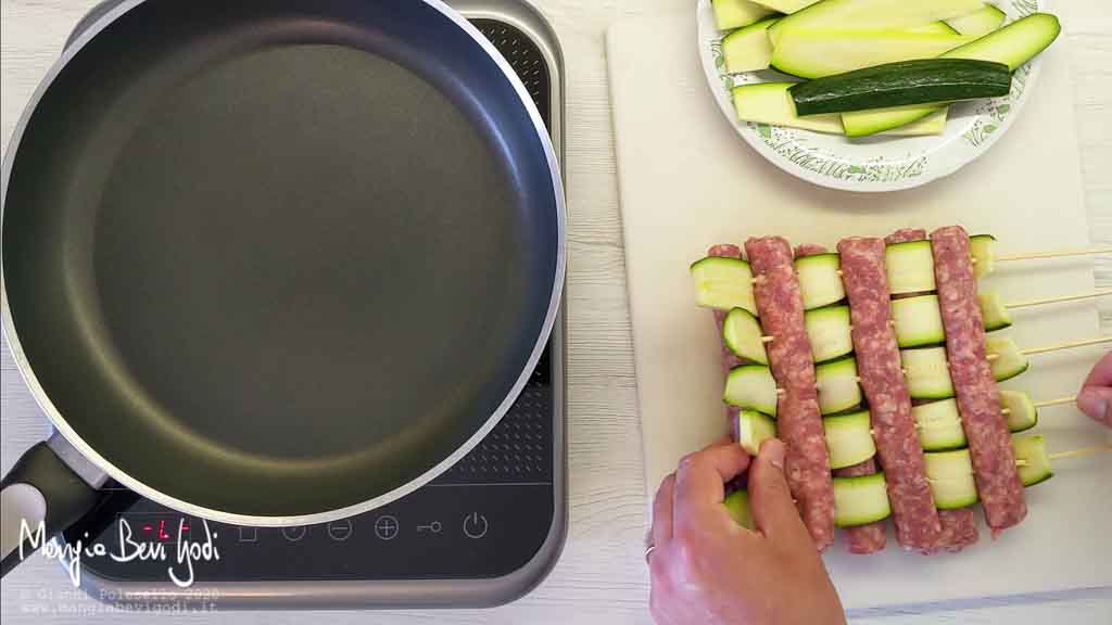 Preparazione spiedini di salsiccia e zucchine