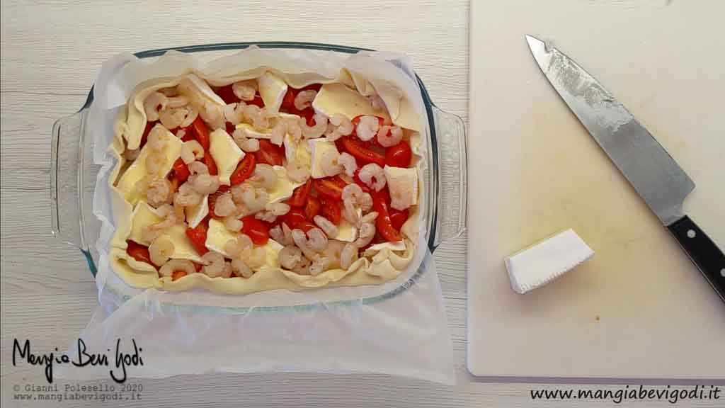 Preparazione torta salata con brie gamberetti e pomodorini