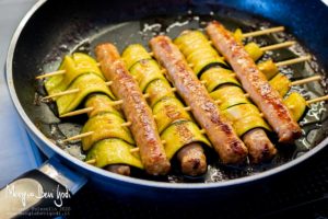 Spiedini di salsicce e zucchine