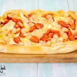 Torta salata con brie gamberetti e pomodorini