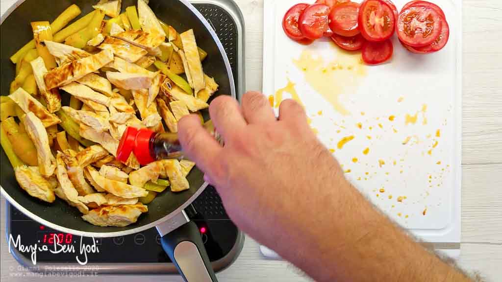 Cottura pollo e peperoni con salsa di soia