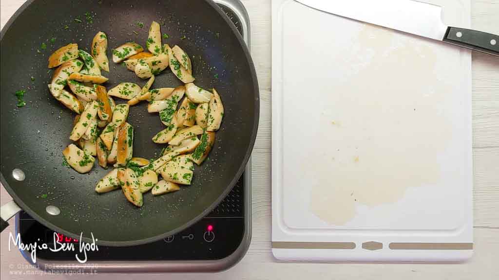 Preparazione filetto di salmone ai funghi porcini