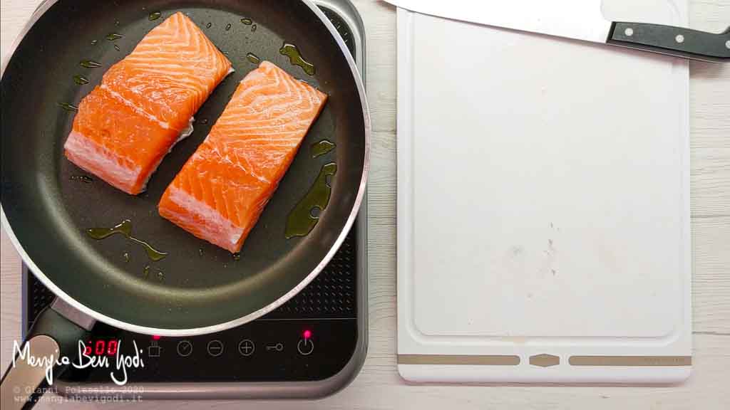 Cottura filetto di salmone in padella