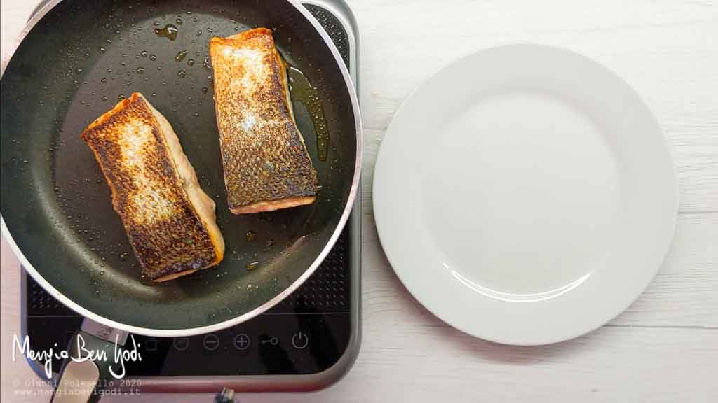 Cottura filetto di salmone in padella