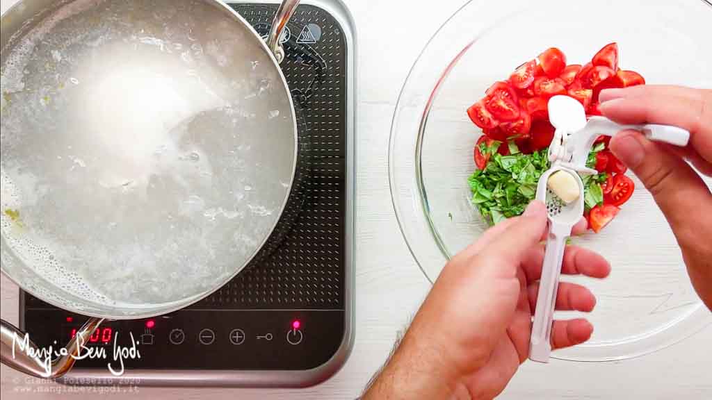 Preparazione insalata di seppie e pomodorini