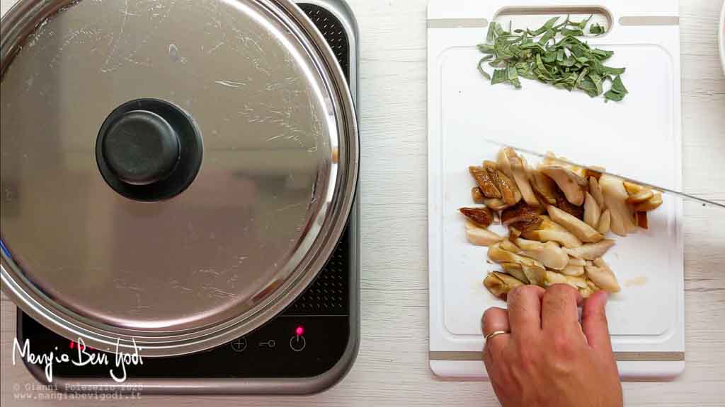 Tagliare i funghi porcini e la salvia