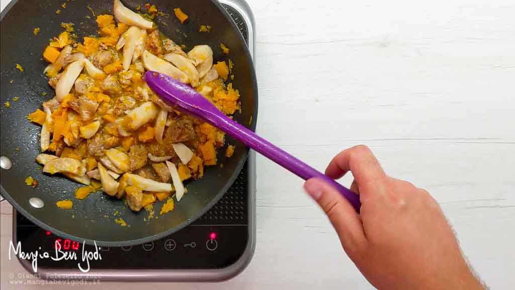 Cottura sugo con zucca, funghi porcini e salsiccia