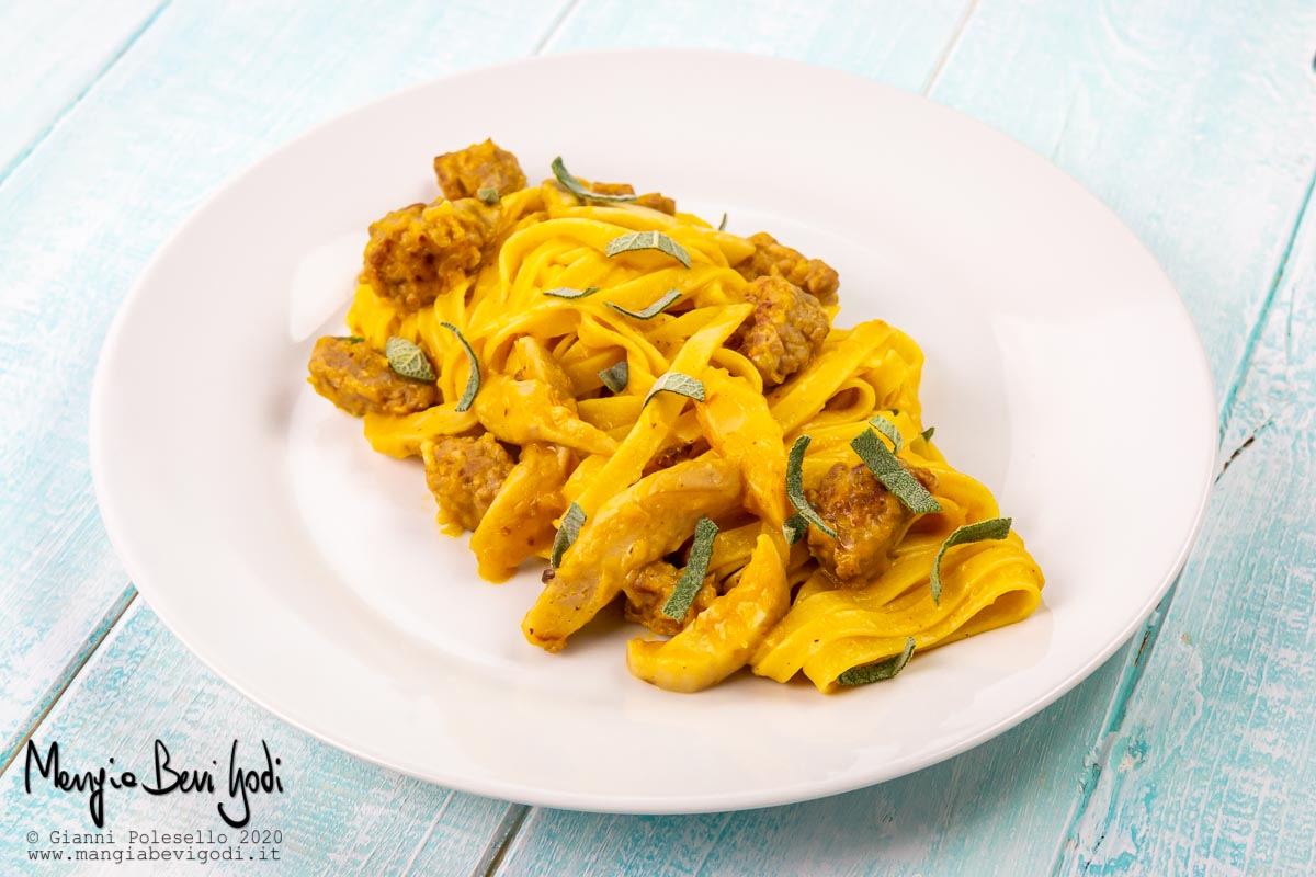 Tagliatelle con zucca, porcini e salsiccia