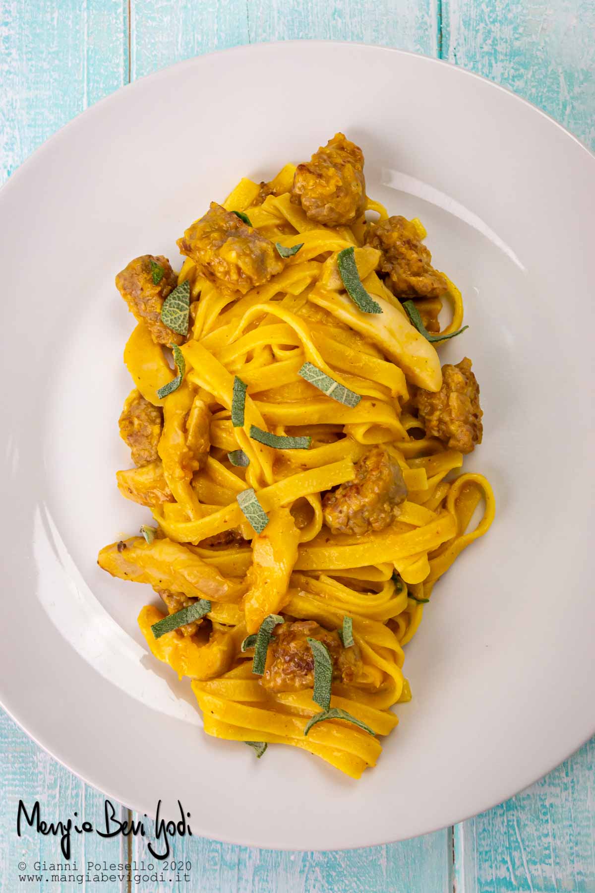 Tagliatelle con zucca, porcini e salsiccia