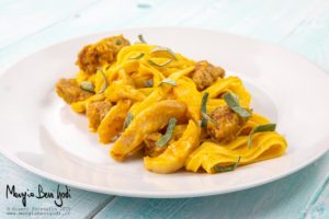 Tagliatelle con zucca, porcini e salsiccia