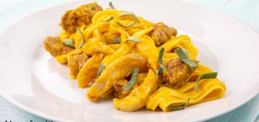 Tagliatelle con zucca, porcini e salsiccia