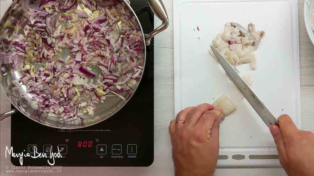 Preparare soffritto di cipolla e aglio e tagliare i calamari