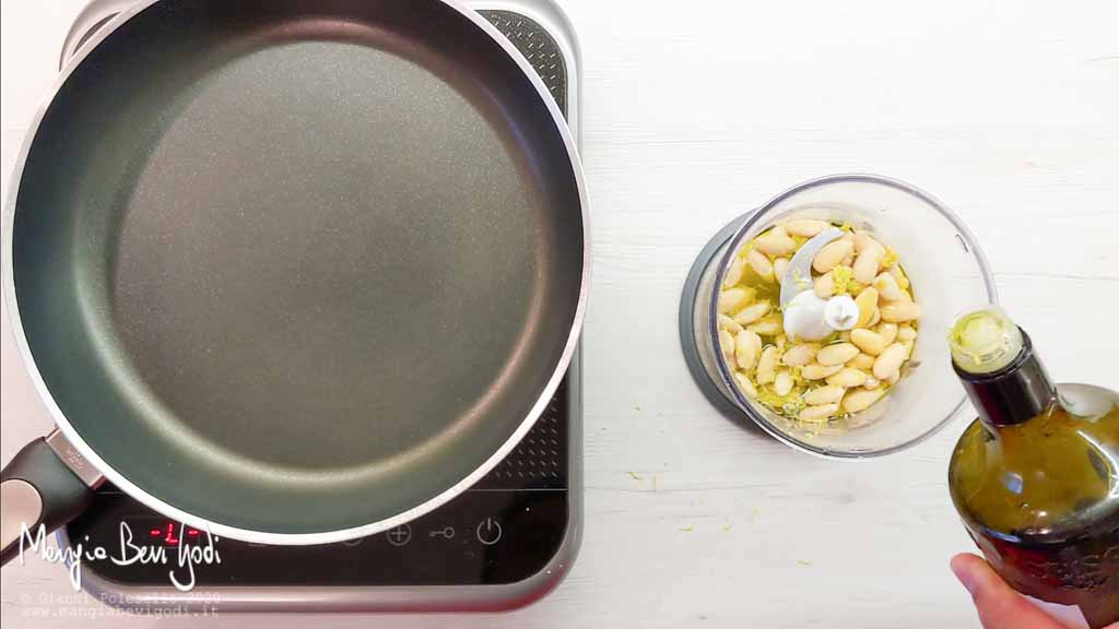 preparazione pesto di mandorle