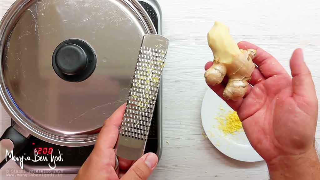 Preparazione filetto di salmone allo zenzero e limone