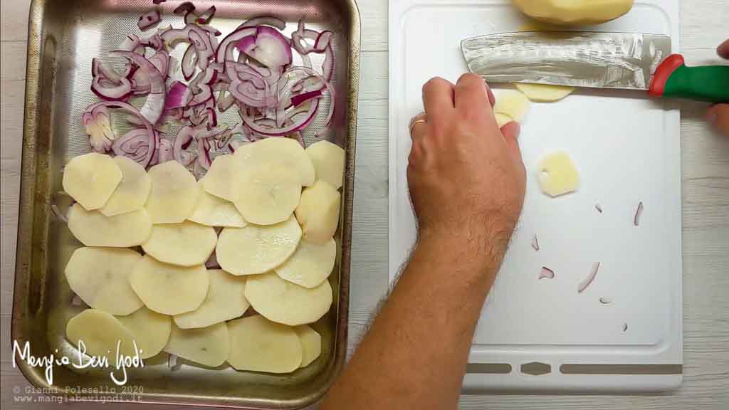 Teglia con cipolle a rondelle e patate a fettine