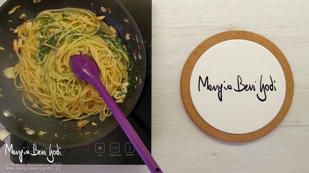 Preparazione spaghetti con aglio, olio, sgombro e limone