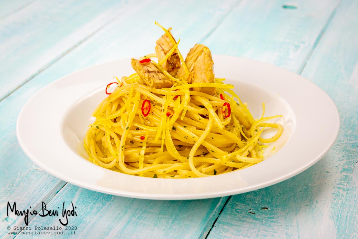 Spaghetti aglio, olio, sgombro e limone