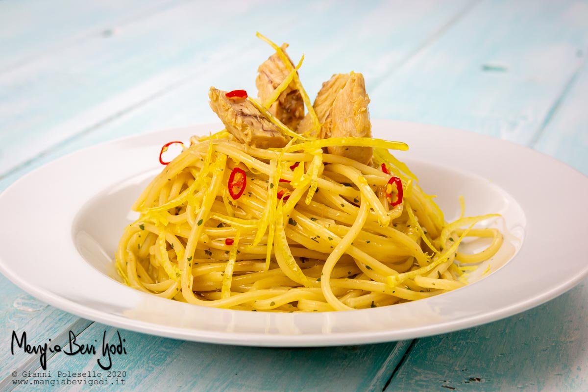 Spaghetti aglio, olio, sgombro e limone