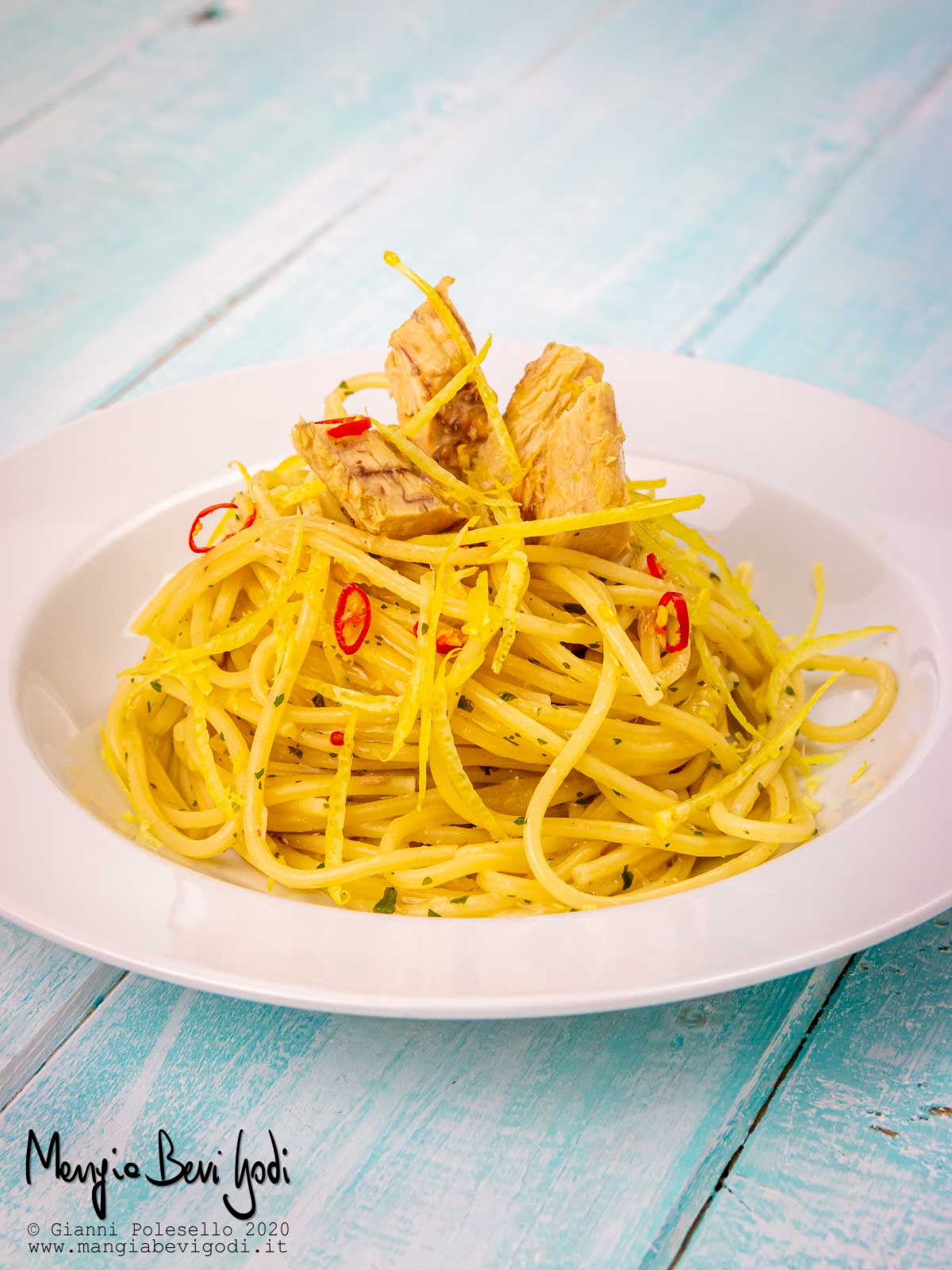 Spaghetti aglio, olio, sgombro e limone