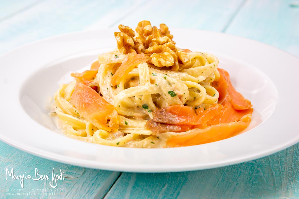 Linguine al pesto di noci e salmone