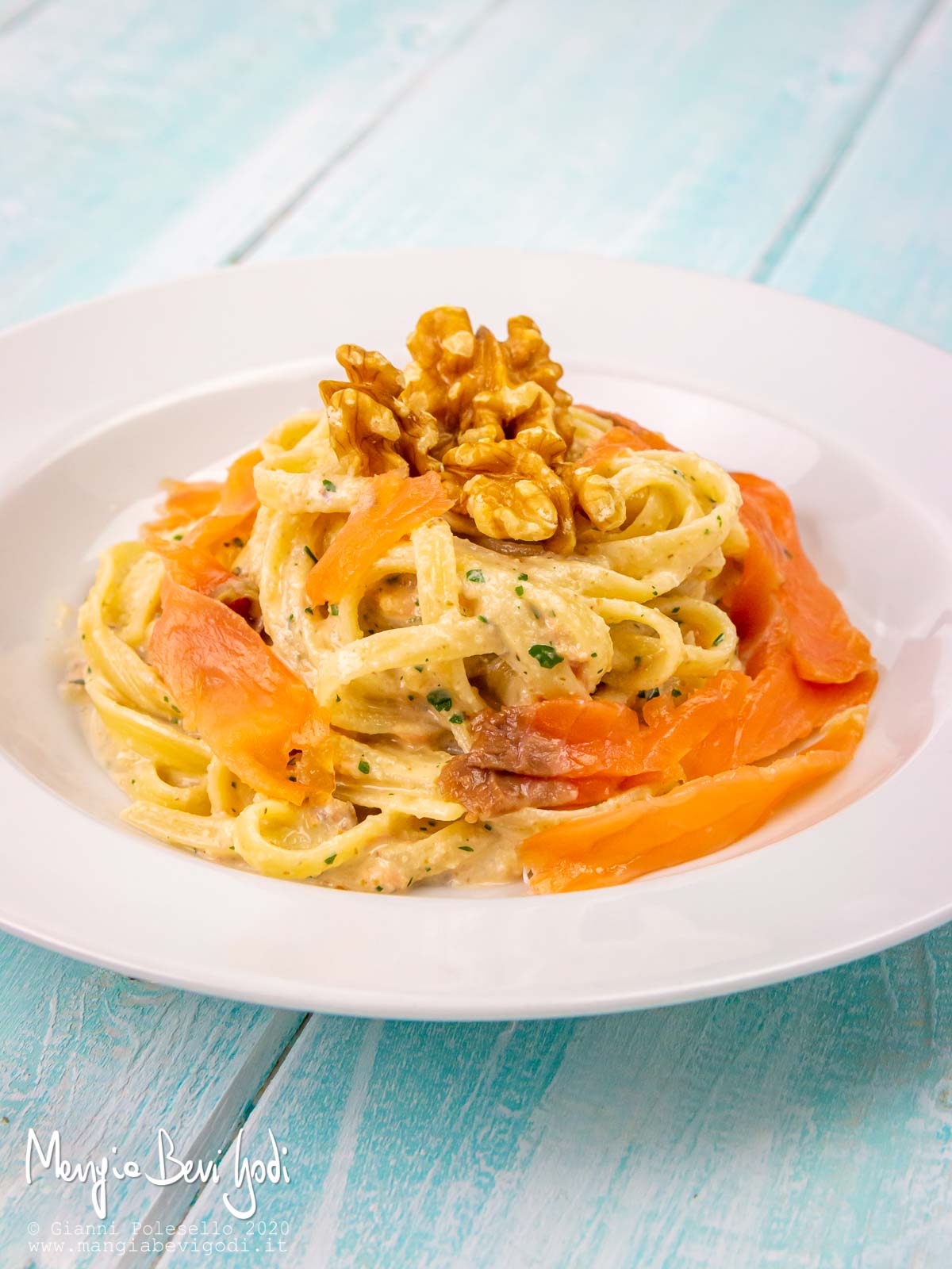 Linguine al pesto di noci e salmone