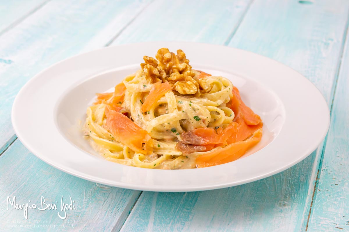 Linguine al pesto di noci e salmone