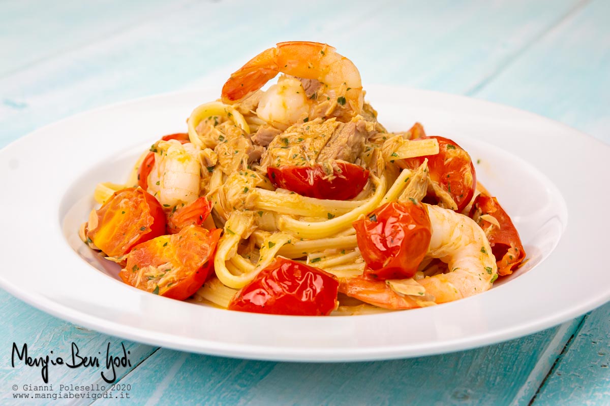 Linguine con tonno, gamberi e pomodorini