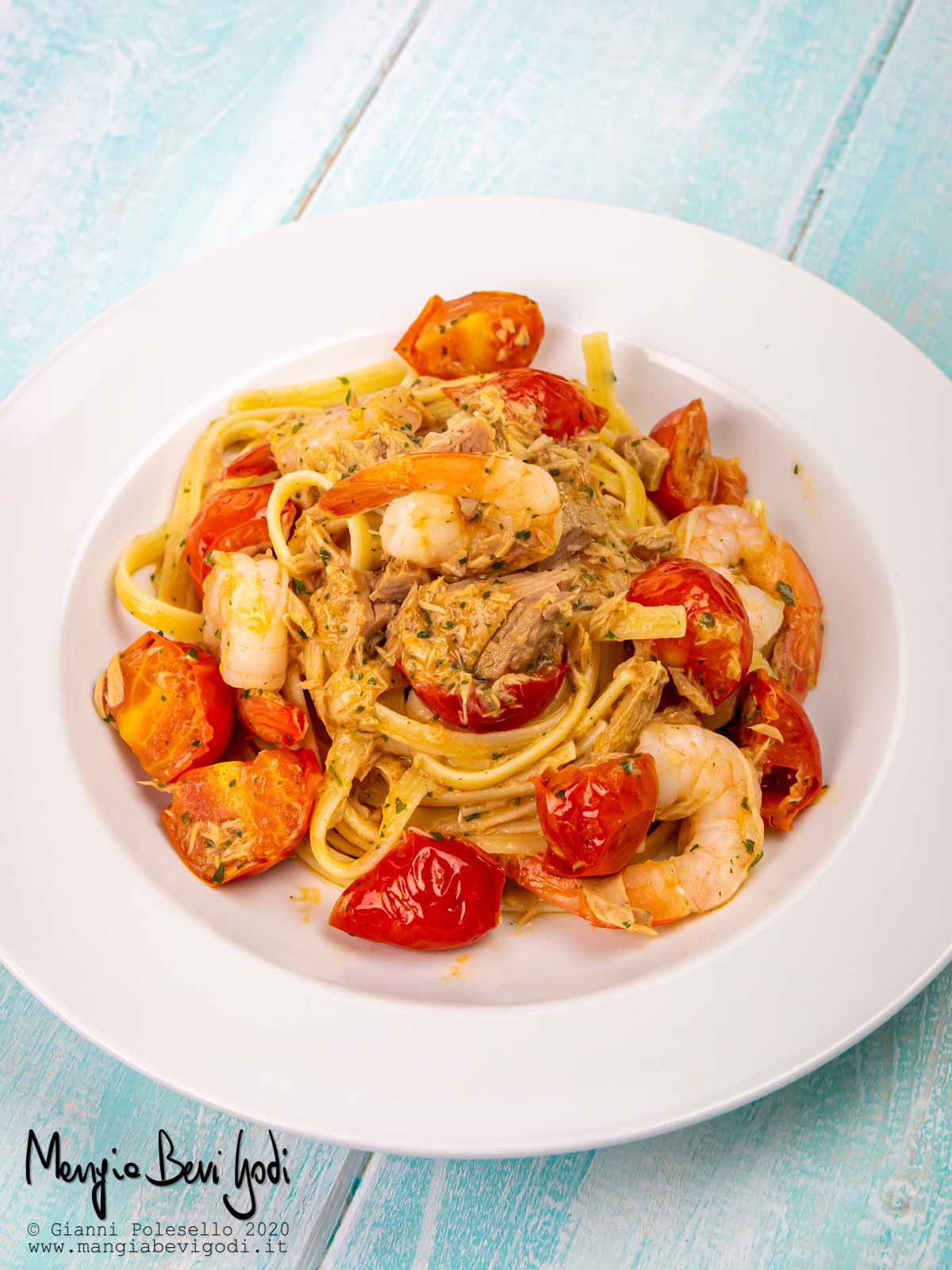 Linguine con tonno, gamberi e pomodorini