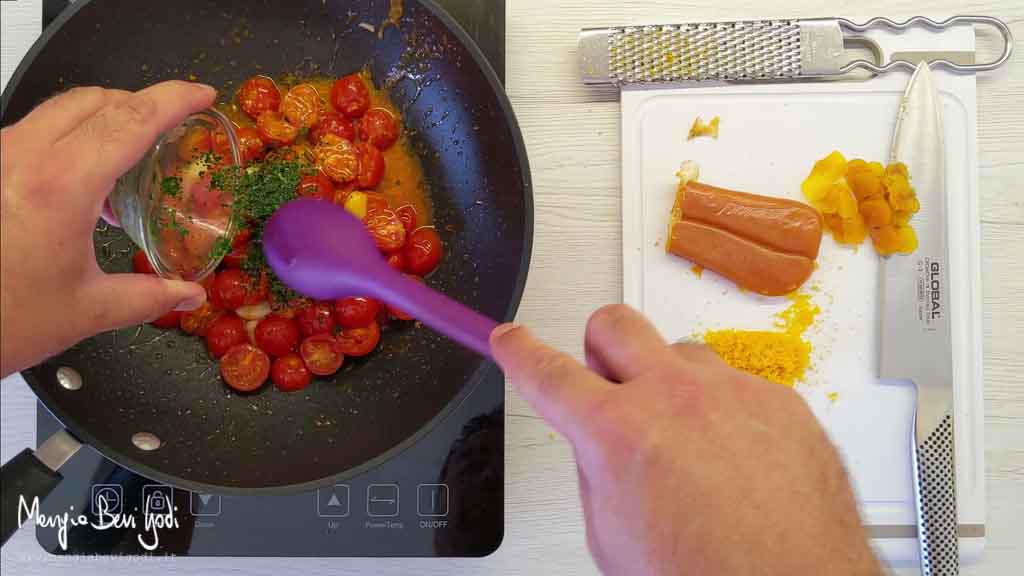 Preparazione sugo di pomodorini e bottarga